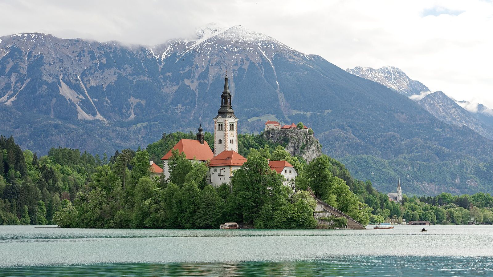 Het meer van Bled met het eilandje en de kerk, met de Julische Alpen op de achtergrond